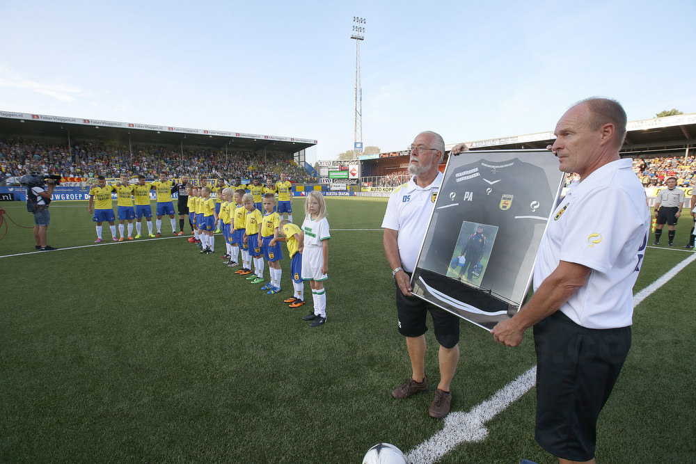 1 minuut stilte voor SC Cambuur verzorger Piet Adema.