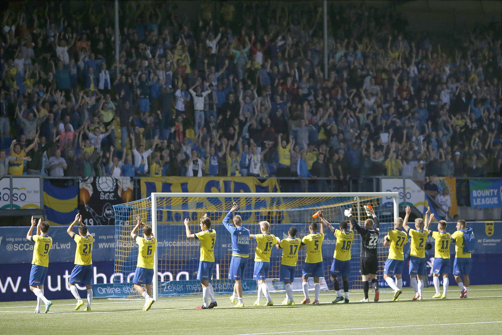 spelers bedanken na afloop het publiek