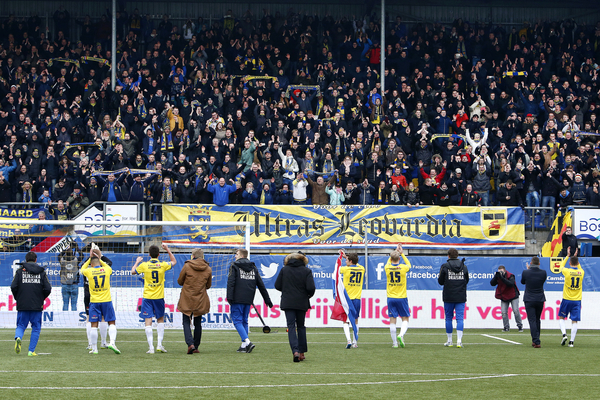 Fans applaudisseren voor het elftal