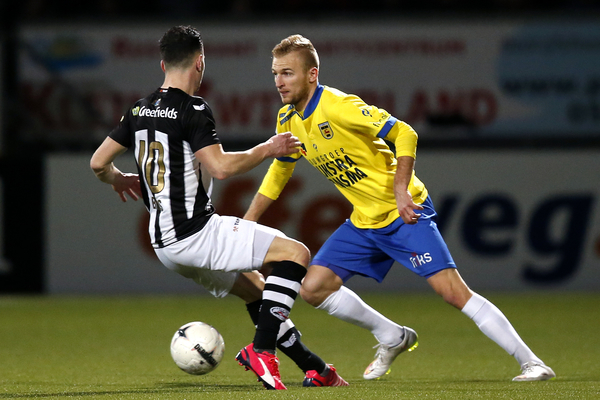 Vytautas Andriuskevicius met Heracles Almelo speler Thomas Bruns