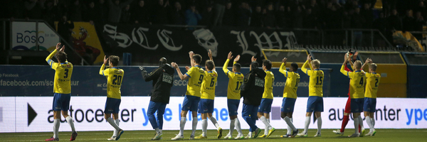 De spelers bedanken na afloop het publiek