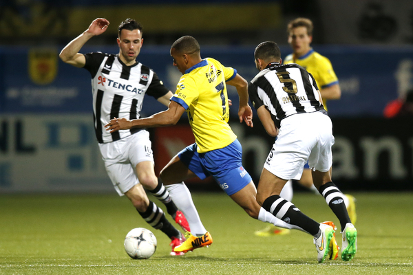 Furdjel Narsingh met Heracles Almelo spelers Thomas Bruns (l) en Fahd Aktaou (r)