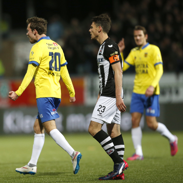 Sander van de Streek na de 1-0, Heracles Almelo speler Mark-Jan Fledderus baalt