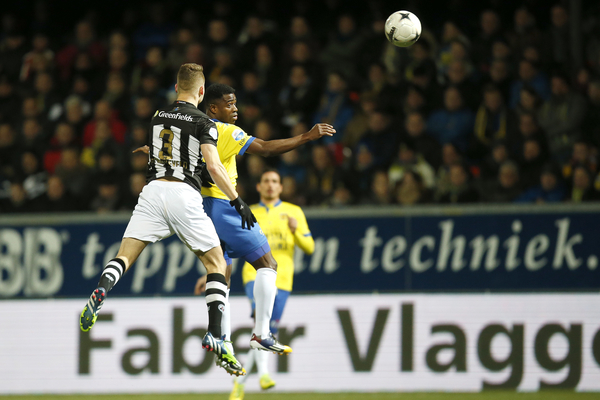 Kopduel tussen Heracles Almelo speler Bart Schenkeveld en Bartholomew Ogbeche