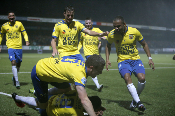 LEEUWARDEN , voetbal , Eredivisie, 12-12-2015, seizoen 2015 - 2016 , Cambuur Stadion , SC Cambuur - NEC Nijmegen , dolle vreugde na de 2-1 van SC Cambuur speler Bartholomew Ogbeche foto: Henk Jan Dijks