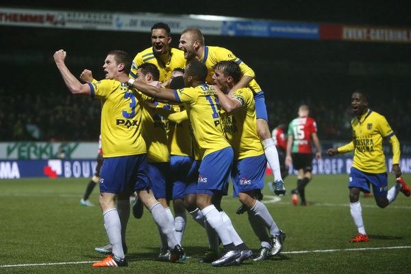 LEEUWARDEN , voetbal , Eredivisie, 12-12-2015, seizoen 2015 - 2016 , Cambuur Stadion , SC Cambuur - NEC Nijmegen , vreugde bij de spelers van SC Cambuur na de 3-1 met o.a. SC Cambuur speler Wessel Dammers (l) foto: Henk Jan Dijks