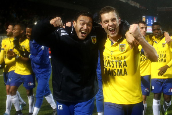 LEEUWARDEN , voetbal , Eredivisie, 12-12-2015, seizoen 2015 - 2016 , Cambuur Stadion , SC Cambuur - NEC Nijmegen , SC Cambuur speler Xander Houtkoop (l) met SC Cambuur speler Wessel Dammers (r) na afloop foto: Henk Jan Dijks