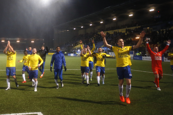 LEEUWARDEN , voetbal , Eredivisie, 12-12-2015, seizoen 2015 - 2016 , Cambuur Stadion , SC Cambuur - NEC Nijmegen , dolle vreugde na afloop bij de spelers van SC Cambuur foto: Henk Jan Dijks