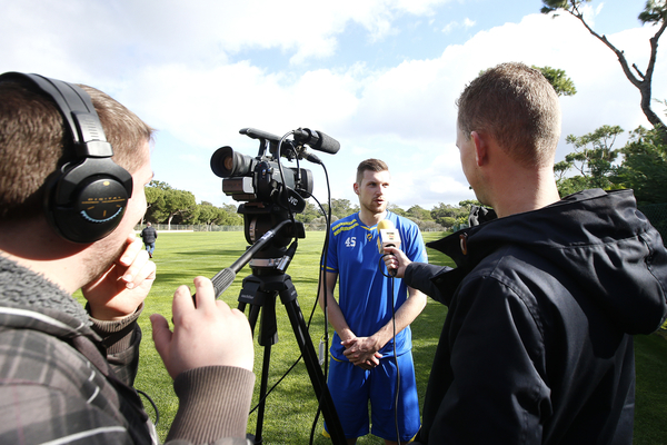 De jarige Ron Janzen (22) voor de camera's van Cambuur TV. Elke dag brengen zij verslag uit vanuit Portugal. foto: Henk Jan Dijks